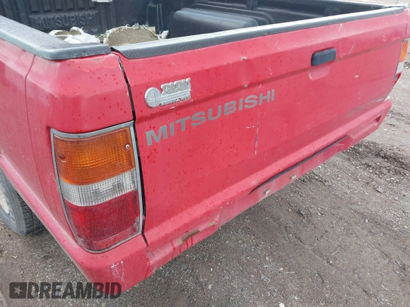 1994 Mitsubishi Mighty Max z VIN JA7LS21G0RP007773, wystawiony jako IAAI lot #41915117 z przebiegiem 68 410 mil mil oraz . Historia ofert i sprzedaży dostępna na DreamBid. Obrazek 6.