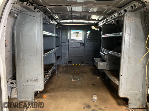 2015 Chevrolet Express Cargo z VIN 1GCWGFCF6F1181729, wystawiony jako IAAI lot #42571653 z przebiegiem 162 943 mil mil oraz . Historia ofert i sprzedaży dostępna na DreamBid. Obrazek 7.