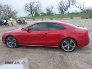 2014 Audi S5 Prestige z VIN WAUVGAFR9EA059415, wystawiony jako IAAI lot #42136897 z przebiegiem 95 667 mil mil oraz . Historia ofert i sprzedaży dostępna na DreamBid. Obrazek 14.