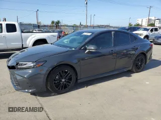 2025 Toyota Camry LE z VIN 4T1DAACK1SU539963, wystawiony jako Copart lot #57273015 z przebiegiem 991 mil mil oraz Szkoda całkowita • Salvage title. Historia ofert i sprzedaży dostępna na DreamBid. Obrazek 1.