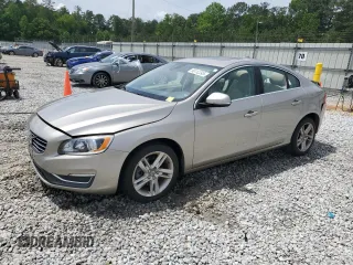 2015 Volvo S60 T5 Drive-E Premier z VIN YV140MFK2F1362846, wystawiony jako Copart lot #56112245 z przebiegiem 39 267 mil mil oraz Szkoda całkowita • Salvage title. Historia ofert i sprzedaży dostępna na DreamBid. Obrazek 1.