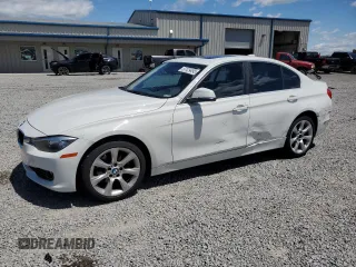 2015 BMW 3 Series 320i xDrive z VIN WBA3C3G55FNS76450, wystawiony jako Copart lot #57479495 z przebiegiem 136 072 mil mil oraz Szkoda całkowita • Salvage title. Historia ofert i sprzedaży dostępna na DreamBid. Obrazek 1.