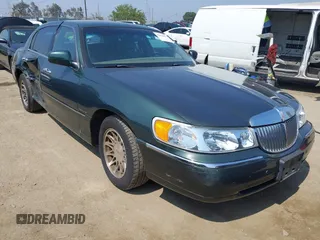 2001 Lincoln Town Car Signature z VIN 1LNHM82W01Y672713, wystawiony jako IAAI lot #42458433 z przebiegiem 176 250 mil mil oraz . Historia ofert i sprzedaży dostępna na DreamBid. Obrazek 1.