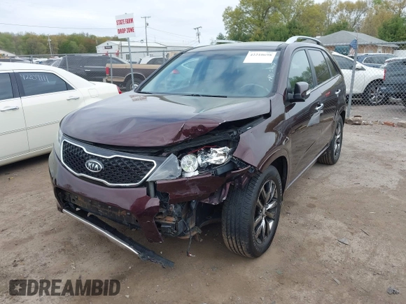 2013 Kia Sorento SX z VIN 5XYKW4A2XDG311577, wystawiony jako IAAI lot #42210698 z przebiegiem 152 599 mil mil oraz . Historia ofert i sprzedaży dostępna na DreamBid. Obrazek 6.