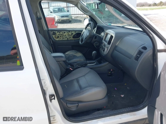 2005 Ford Escape XLT with VIN 1FMYU93145KE08055, listed as a IAAI auction lot 42004705 with 205,729 mi miles. Bid and sale history available at carsss.com. Image 5.