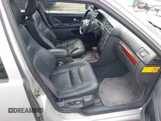 2000 Volvo S70 z VIN YV1LS56D0Y2667630, wystawiony jako IAAI lot #41898687 z przebiegiem 188 666 mil mil oraz . Historia ofert i sprzedaży dostępna na DreamBid. Obrazek 5.