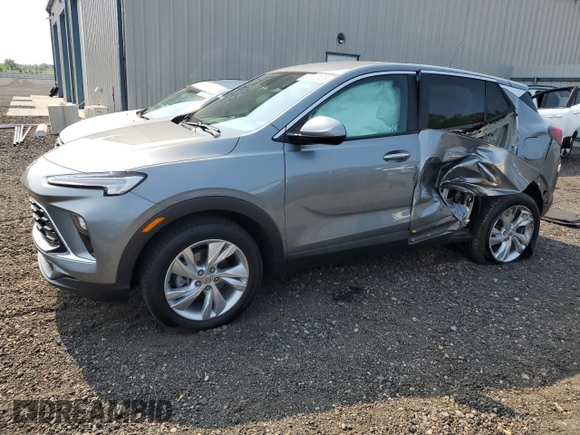 2024 Buick Encore GX Preferred z VIN KL4AMCSL5RB195669, wystawiony jako Copart lot #60622465 z przebiegiem 2 899 mil mil oraz Szkoda całkowita • Salvage title. Historia ofert i sprzedaży dostępna na DreamBid. Obrazek 1.