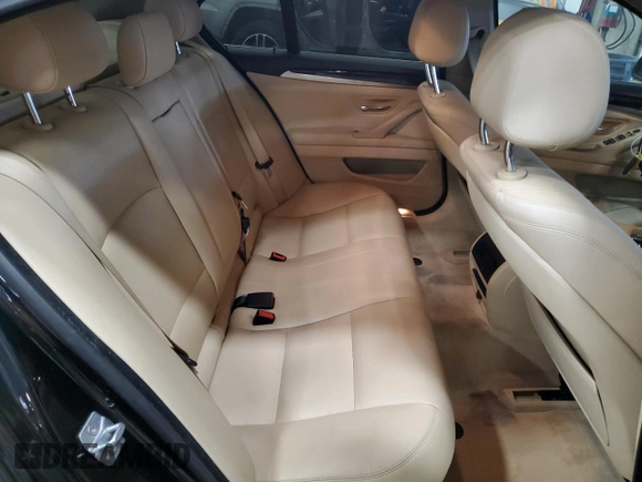 2015 BMW 5 Series 528i z VIN WBA5A5C59FD512538, wystawiony jako Copart lot #53160655 z przebiegiem 122 980 mil mil oraz Czysty tytuł • Clean title. Historia ofert i sprzedaży dostępna na DreamBid. Obrazek 10.