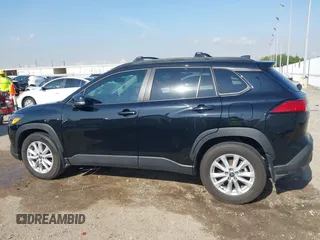 2024 Toyota Corolla Cross LE z VIN 7MUCAAAG8RV083172, wystawiony jako IAAI lot #42049180 z przebiegiem 26 642 mil mil oraz . Historia ofert i sprzedaży dostępna na DreamBid. Obrazek 14.