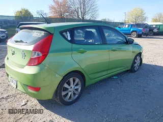 2014 Hyundai Accent SE z VIN KMHCU5AEXEU175389, wystawiony jako IAAI lot #42067176 z przebiegiem 124 741 mil mil oraz . Historia ofert i sprzedaży dostępna na DreamBid. Obrazek 4.