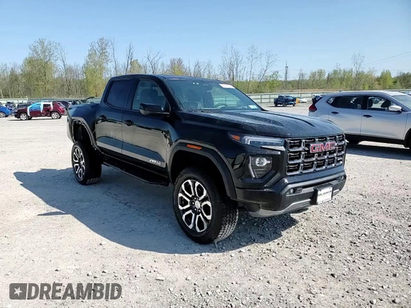 2024 GMC Canyon 4WD AT4 z VIN 1GTP6DEK8R1253511, wystawiony jako Copart lot #56475835 z przebiegiem 1912 mil mil oraz Szkody całkowita. Historia ofert i sprzedaży dostępna na DreamBid. Obrazek 14.