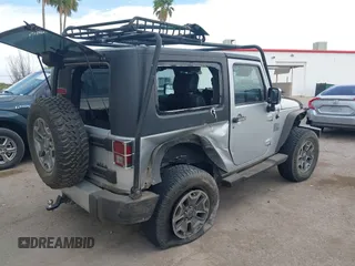 2008 Jeep Wrangler Sahara z VIN 1J4FA54158L640474, wystawiony jako IAAI lot #42243860 z przebiegiem 141 303 mil mil oraz . Historia ofert i sprzedaży dostępna na DreamBid. Obrazek 4.