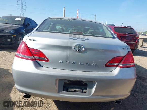 2005 Toyota Avalon XL z VIN 4T1BK36B95U050498, wystawiony jako IAAI lot #42220560 z przebiegiem 140 222 mil mil oraz . Historia ofert i sprzedaży dostępna na DreamBid. Obrazek 16.