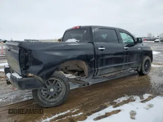 2015 Toyota Tundra Platinum z VIN 5TFAY5F13FX439364, wystawiony jako Copart lot #51660595 z przebiegiem 140 744 mil mil oraz Szkoda całkowita • Salvage title. Historia ofert i sprzedaży dostępna na DreamBid. Obrazek 3.
