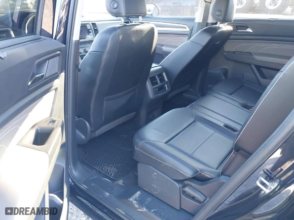 2022 Volkswagen Atlas 2.0T SE with VIN 1V2DP2CA4NC532255, listed as a IAAI auction lot 41596701 with 33,352 mi miles. Bid and sale history available at carsss.com. Image 8.