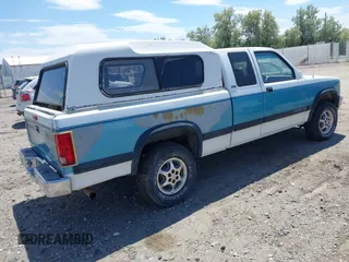 1996 Dodge Dakota z VIN 1B7GG23X5TS523974, wystawiony jako IAAI lot #42430916 z przebiegiem 189 216 mil mil oraz . Historia ofert i sprzedaży dostępna na DreamBid. Obrazek 4.