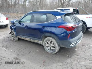 2022 Kia Seltos EX z VIN KNDERCAA4N7281481, wystawiony jako IAAI lot #41973049 z przebiegiem 27 390 mil mil oraz . Historia ofert i sprzedaży dostępna na DreamBid. Obrazek 3.