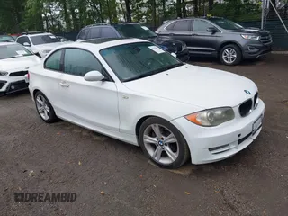 2009 BMW 1 Series 128i z VIN WBAUP73599VF09923, wystawiony jako IAAI lot #42438442 z przebiegiem 127 929 mil mil oraz . Historia ofert i sprzedaży dostępna na DreamBid. Obrazek 1.