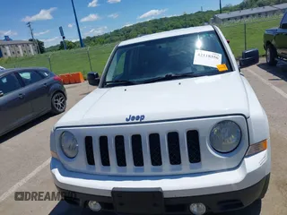 2014 Jeep Patriot Latitude z VIN 1C4NJPFB1ED505288, wystawiony jako IAAI lot #42118356 z przebiegiem 146 615 mil mil oraz . Historia ofert i sprzedaży dostępna na DreamBid. Obrazek 13.