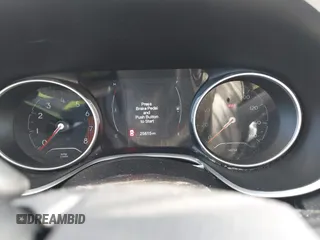 2020 Jeep Compass Altitude z VIN 3C4NJCBB6LT235321, wystawiony jako IAAI lot #42497160 z przebiegiem 25 615 mil mil oraz . Historia ofert i sprzedaży dostępna na DreamBid. Obrazek 7.