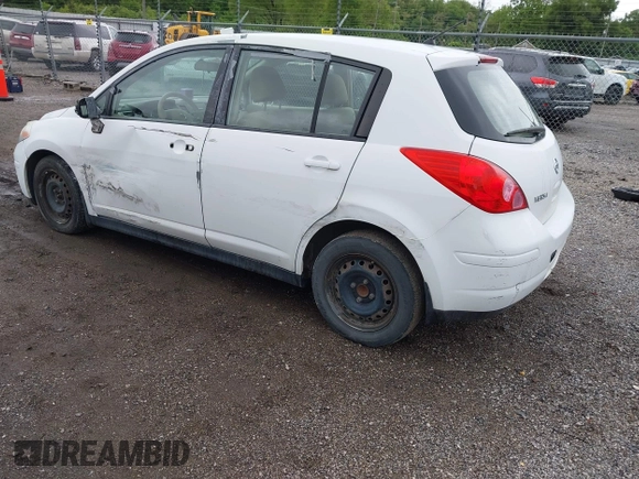 2009 Nissan Versa SL z VIN 3N1BC13E19L401296, wystawiony jako IAAI lot #42326812 z przebiegiem 178 756 mil mil oraz . Historia ofert i sprzedaży dostępna na DreamBid. Obrazek 3.