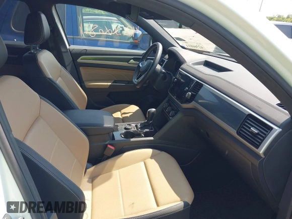 2022 Volkswagen Atlas SE z VIN 1V2HE2CA5NC225233, wystawiony jako IAAI lot #42366811 z przebiegiem 27 986 mil mil oraz . Historia ofert i sprzedaży dostępna na DreamBid. Obrazek 5.