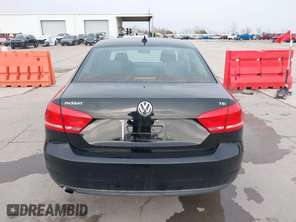 2014 Volkswagen Passat Wolfsburg Edition z VIN 1VWAT7A30EC028218, wystawiony jako IAAI lot #41711943 z przebiegiem 131 041 mil mil oraz . Historia ofert i sprzedaży dostępna na DreamBid. Obrazek 16.