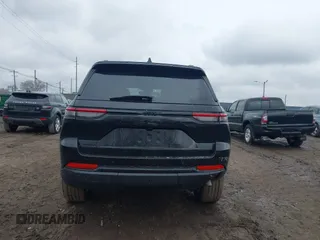 2023 Jeep Grand Cherokee Laredo z VIN 1C4RJHAG4PC599198, wystawiony jako IAAI lot #41741474 z przebiegiem 19 162 mil mil oraz . Historia ofert i sprzedaży dostępna na DreamBid. Obrazek 16.