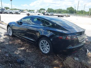 2017 Tesla Model S 60 z VIN 5YJSA1E13HF199359, wystawiony jako IAAI lot #42490410 z przebiegiem 100 377 mil mil oraz . Historia ofert i sprzedaży dostępna na DreamBid. Obrazek 3.