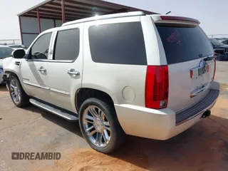 2008 Cadillac Escalade z VIN 1GYEC63828R153028, wystawiony jako IAAI lot #42043110 z przebiegiem 127 122 mil mil oraz . Historia ofert i sprzedaży dostępna na DreamBid. Obrazek 3.