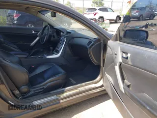 2010 Hyundai Genesis Coupe Grand Touring z VIN KMHHU6KH0AU013012, wystawiony jako IAAI lot #42587522 z przebiegiem 141 691 mil mil oraz . Historia ofert i sprzedaży dostępna na DreamBid. Obrazek 5.
