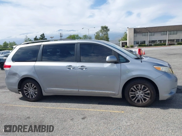 2012 Toyota Sienna XLE AAS z VIN 5TDYK3DCXCS278442, wystawiony jako IAAI lot #42228620 z przebiegiem 128 748 mil mil oraz . Historia ofert i sprzedaży dostępna na DreamBid. Obrazek 13.