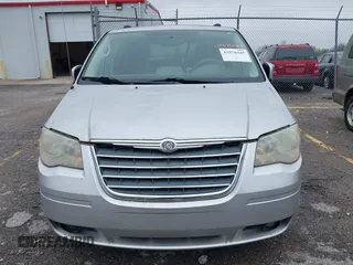 2010 Chrysler Town & Country Touring z VIN 2A4RR5D12AR265985, wystawiony jako IAAI lot #41970445 z przebiegiem 125 635 mil mil oraz . Historia ofert i sprzedaży dostępna na DreamBid. Obrazek 6.