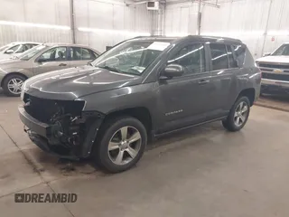 2016 Jeep Compass Latitude z VIN 1C4NJCEA7GD792821, wystawiony jako IAAI lot #42673045 z przebiegiem 112 774 mil mil oraz . Historia ofert i sprzedaży dostępna na DreamBid. Obrazek 2.