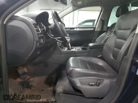 2014 Volkswagen Touareg Lux z VIN WVGEF9BP4ED006236, wystawiony jako Copart lot #47394505 z przebiegiem 85 179 mil mil oraz Szkoda całkowita • Salvage title. Historia ofert i sprzedaży dostępna na DreamBid. Obrazek 7.