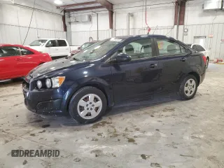 2015 Chevrolet Sonic LS z VIN 1G1JA5SH3F4169599, wystawiony jako Copart lot #47917295 z przebiegiem 102 633 mil mil oraz Nie do naprawy • Non repairable. Historia ofert i sprzedaży dostępna na DreamBid. Obrazek 1.
