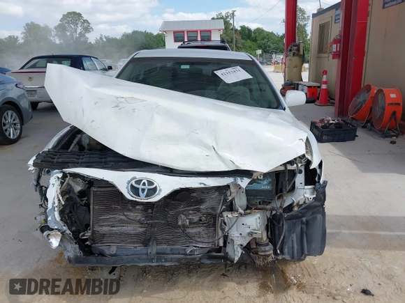 2011 Toyota Camry LE z VIN 4T1BF3EK6BU631409, wystawiony jako IAAI lot #42313431 z przebiegiem 117 409 mil mil oraz . Historia ofert i sprzedaży dostępna na DreamBid. Obrazek 6.