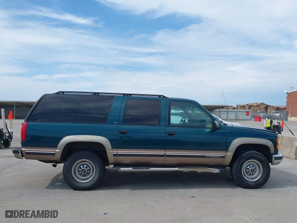 1998 GMC Suburban with VIN 1GKGK26J4WJ734958, listed as a IAAI auction lot 41878070 with 131,528 mi miles. Bid and sale history available at carsss.com. Image 13.