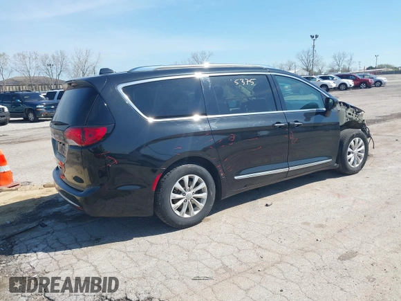 2018 Chrysler Pacifica Touring L z VIN 2C4RC1BG6JR253880, wystawiony jako IAAI lot #42115375 z przebiegiem 98 551 mil mil oraz . Historia ofert i sprzedaży dostępna na DreamBid. Obrazek 4.