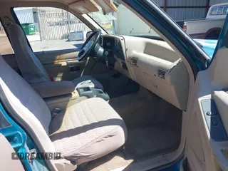 1993 Ford Explorer Eddie Bauer z VIN 1FMDU34X1PUD33031, wystawiony jako IAAI lot #42477303 z przebiegiem 65 324 mil mil oraz . Historia ofert i sprzedaży dostępna na DreamBid. Obrazek 5.