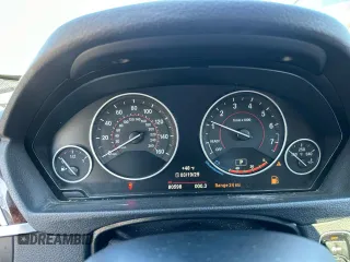 2017 BMW 3 Series 330i xDrive z VIN WBA8D9C39HA004990, wystawiony jako Copart lot #50005535 z przebiegiem 80 598 mil mil oraz Czysty tytuł • Clean title. Historia ofert i sprzedaży dostępna na DreamBid. Obrazek 7.