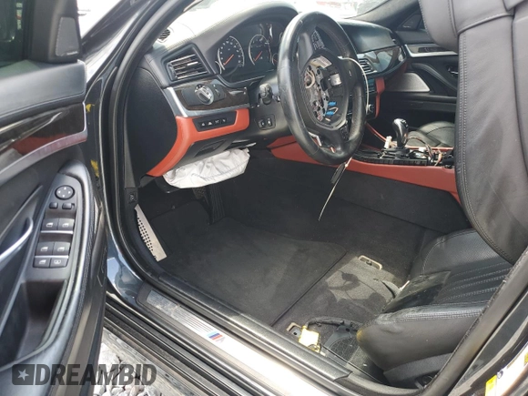2016 BMW M5 z VIN WBSFV9C58GD595621, wystawiony jako Copart lot #54218185 z przebiegiem Nie podano mil oraz Czysty tytuł • Clean title. Historia ofert i sprzedaży dostępna na DreamBid. Obrazek 8.
