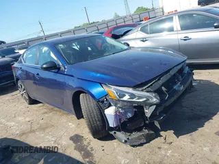 2022 Nissan Altima SR z VIN 1N4BL4CV0NN360271, wystawiony jako IAAI lot #42006350 z przebiegiem 104 281 mil mil oraz . Historia ofert i sprzedaży dostępna na DreamBid. Obrazek 1.