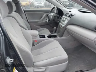 2008 Toyota Camry LE z VIN 4T1BE46KX8U762021, wystawiony jako IAAI lot #42072732 z przebiegiem 153 646 mil mil oraz . Historia ofert i sprzedaży dostępna na DreamBid. Obrazek 5.