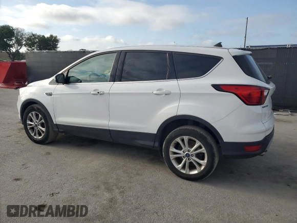 2019 Ford Escape SE z VIN 1FMCU9GD9KUA02481, wystawiony jako Copart lot #57919925 z przebiegiem 63 874 mil mil oraz Czysty tytuł • Clean title. Historia ofert i sprzedaży dostępna na DreamBid. Obrazek 2.