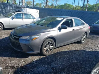 2017 Toyota Camry XLE z VIN 4T1BF1FKXHU389171, wystawiony jako IAAI lot #42202286 z przebiegiem 104 024 mil mil oraz . Historia ofert i sprzedaży dostępna na DreamBid. Obrazek 2.