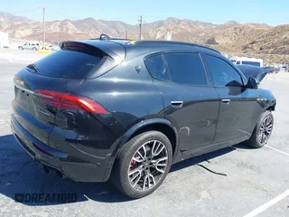 2023 Maserati Grecale Modena z VIN ZN682AVM4P7427440, wystawiony jako IAAI lot #40210925 z przebiegiem Nie podano mil oraz . Historia ofert i sprzedaży dostępna na DreamBid. Obrazek 4.