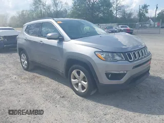 2019 Jeep Compass Altitude z VIN 3C4NJCBB7KT742453, wystawiony jako IAAI lot #42107184 z przebiegiem 97 683 mil mil oraz . Historia ofert i sprzedaży dostępna na DreamBid. Obrazek 1.