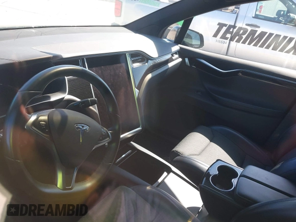 2017 Tesla Model X 90D z VIN 5YJXCAE28HF059140, wystawiony jako IAAI lot #41648518 z przebiegiem Nie podano mil oraz . Historia ofert i sprzedaży dostępna na DreamBid. Obrazek 17.