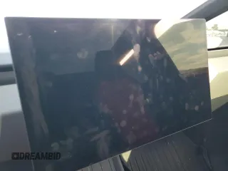 2024 Tesla Cybertruck z VIN 7G2CEHED1RA050360, wystawiony jako Copart lot #50245885 z przebiegiem Nie podano mil oraz Szkoda całkowita • Salvage title. Historia ofert i sprzedaży dostępna na DreamBid. Obrazek 9.